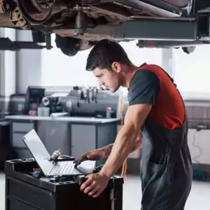mechanic diagnosing p2bac code