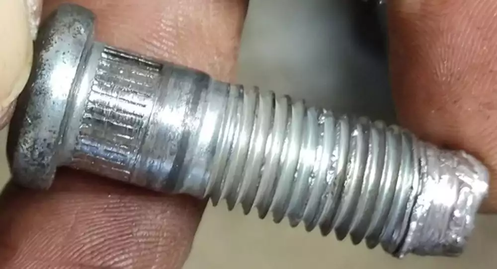 stud with damaged threads wont match with its paired lug nut