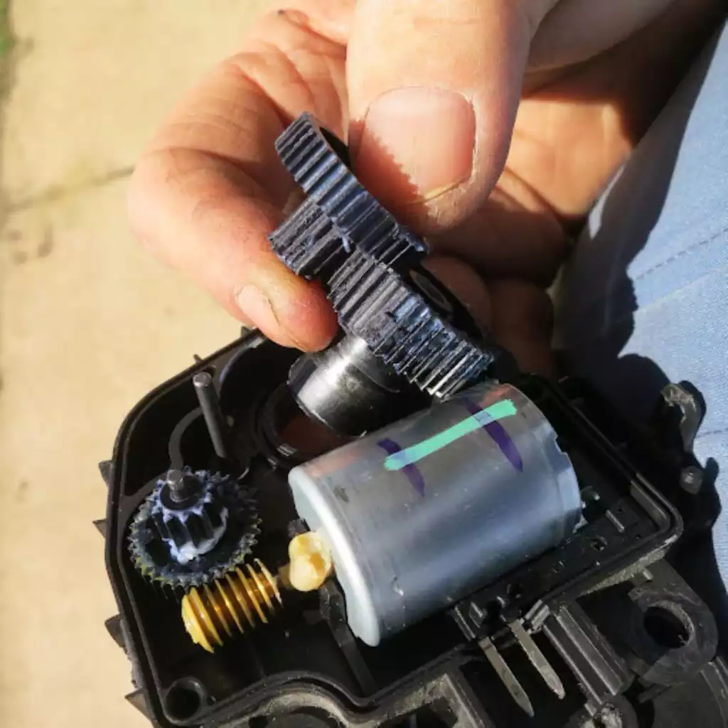 image showing broken car plastic gears