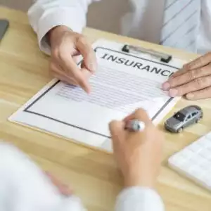 client signing a car insurance
