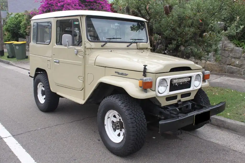 image of a 1975 fj40 land cruiser