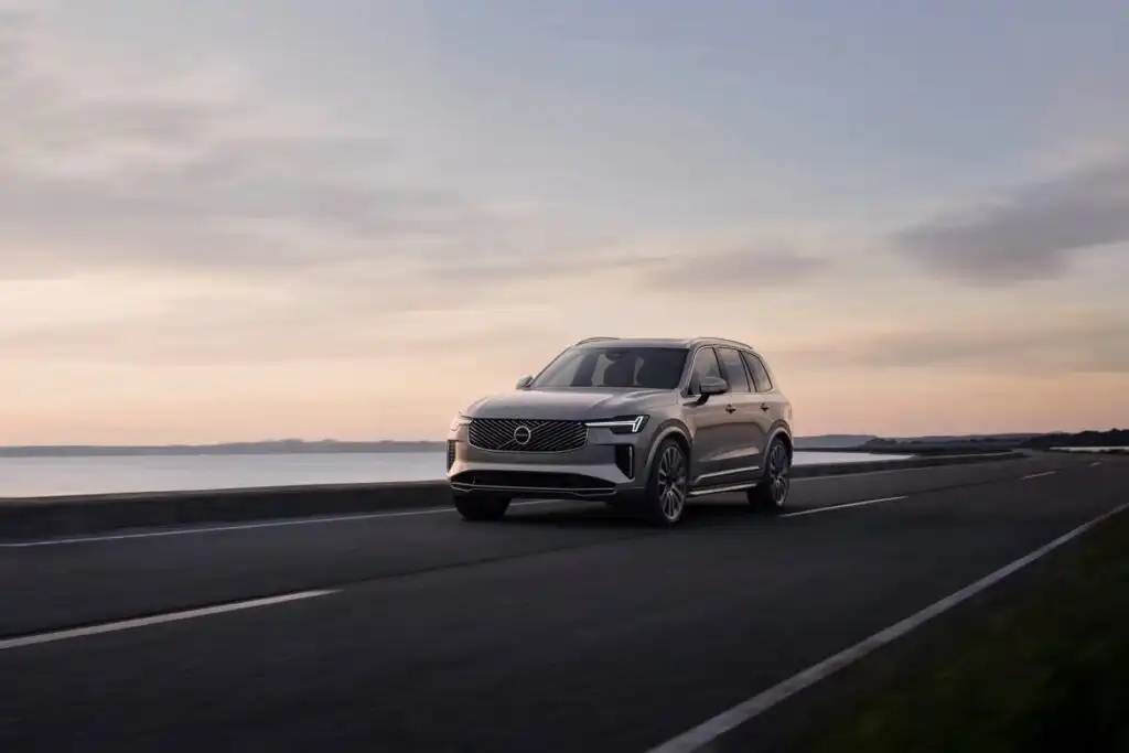 beautiful shot of a 2025 Volvo XC90 Hybrid